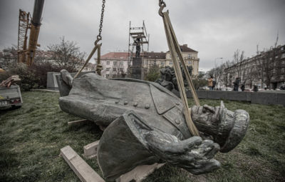 RImozione della statua di Konev