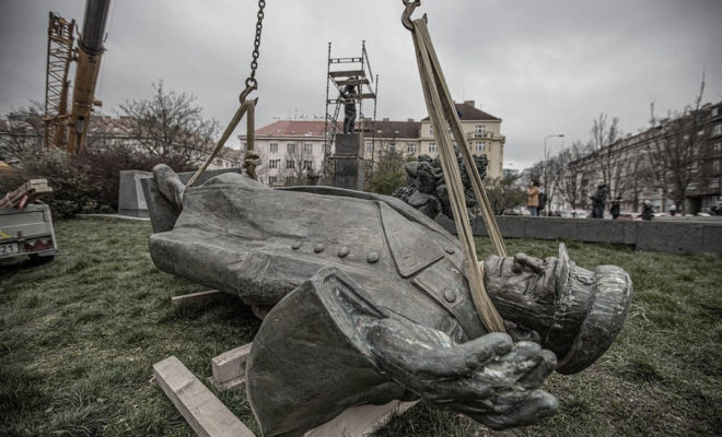 RImozione della statua di Konev
