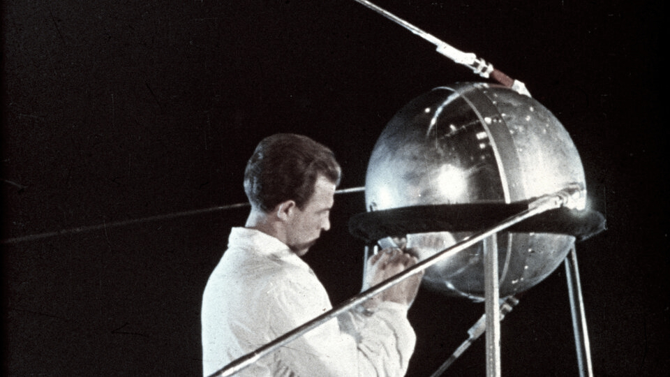 Tecnico al lavoro sullo Sputnik 1 1957