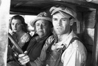 Furore, opera di John Steinbeck che gli valse il Pulitzer nel 1940, è un romanzo ambientato durante la grande depressione americana degli anni '30 che riporta fotograficamente uno spaccato di classe crudo e veritiero.