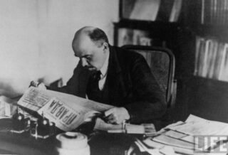 Lenin legge la Pravda
