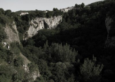 Foiba_di_Pisino_in_Istria-Pazin_Fojba-Schlucht