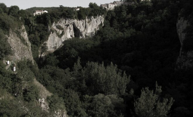 Foiba_di_Pisino_in_Istria-Pazin_Fojba-Schlucht