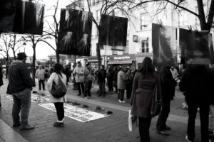 Manifestazione per le vittime del conflitto sociale in Colombia (esposizione radiografie vittime)