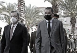 Il premier italiano Mario Draghi al suo arrivo a Tripoli con il nuovo premier libico Dbeibah. Tripoli, 6 aprile 2021