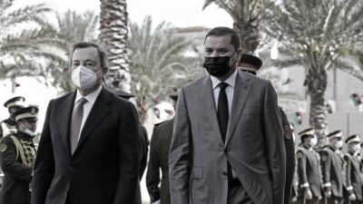 Il premier italiano Mario Draghi al suo arrivo a Tripoli con il nuovo premier libico Dbeibah. Tripoli, 6 aprile 2021