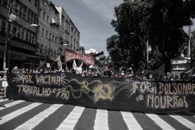 Brasile In centinaia di migliaia occupano le strade contro il governo genocida di Bolsonaro
