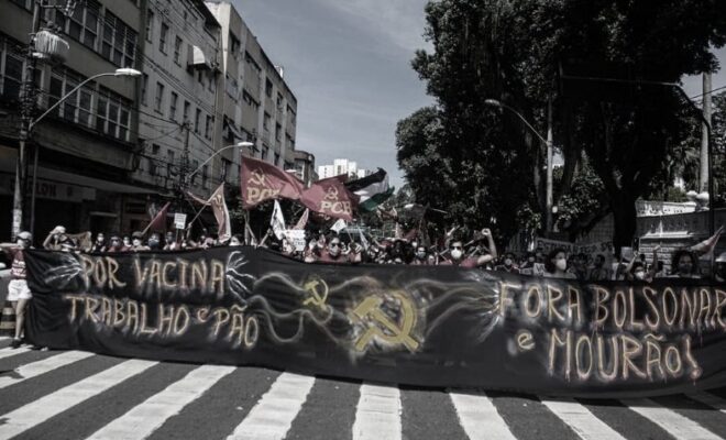 Brasile In centinaia di migliaia occupano le strade contro il governo genocida di Bolsonaro