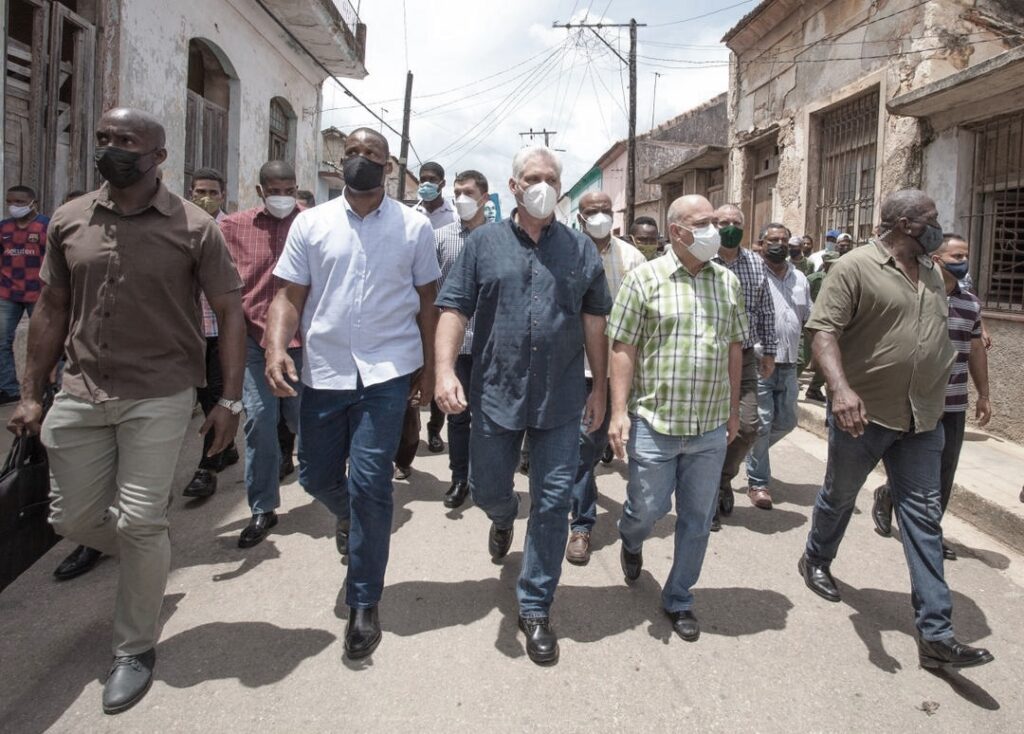 Il Presidente Diaz-Canel per le strade di San Antonio de los Baños