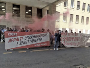 Protesta dei lavoratori sotto il rettorato dell'Università La Sapienza
