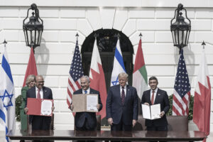 Firma degli Accordi di Abramo, con Trump e Netanyahu. Fonte: Wikipedia