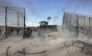 La resistenza palestinese, il 7 ottobre, abbatte il muro che Israele ha costruito per sigillare Gaza. Fonte: Al Jazeera