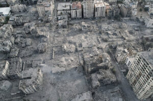 Una foto aerea mostra il quartiere di Al Remal, distrutto dagli aerei da guerra israeliani con più di 50 attacchi aerei. 10 ottobre, fonte Eye On Palestine