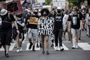 Una manifestazione con lo slogan "Black lives matter"